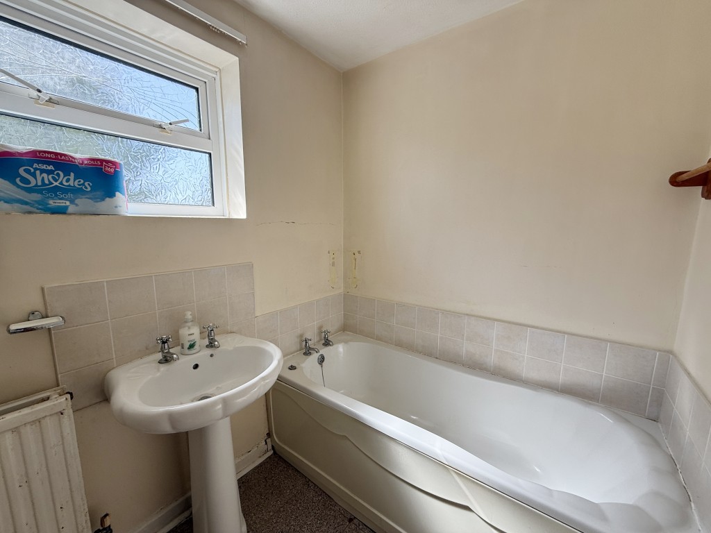 Lot: 109 - TWO-BEDROOM HOUSE IN NEED OF IMPROVEMENT - Ground floor bathroom